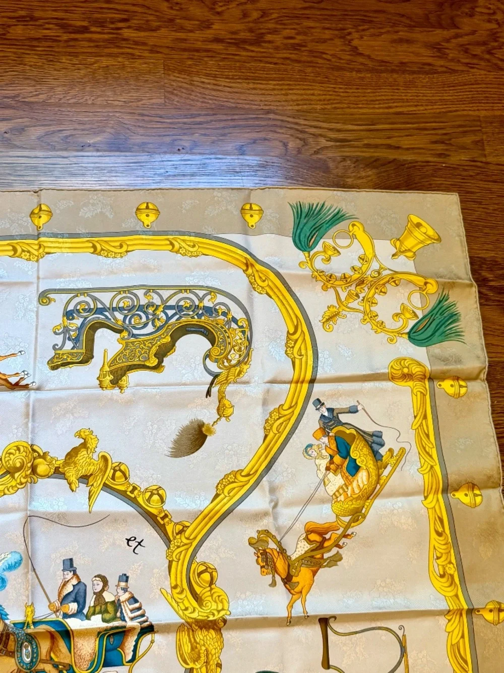 RARE Hermès Jacquard Scarf Plumes et Grelots by Julia Abadie with Holly Leaf - Picture 6 of 9